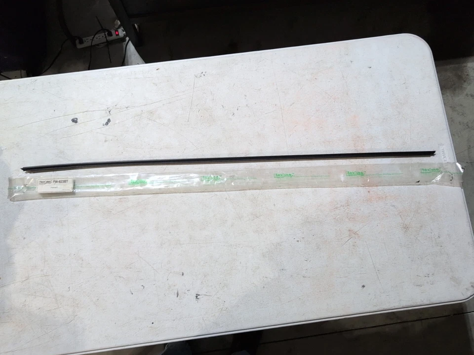 Moldura superior parabrisas Flexline FW-823BT para Audi S4 A4 Quattro 1996-2002 Foto 2 de 3