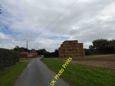 Foto 6x4 Heuballen (Stroh) in St. Denise bei Covenham St Mary Yarburg c2015