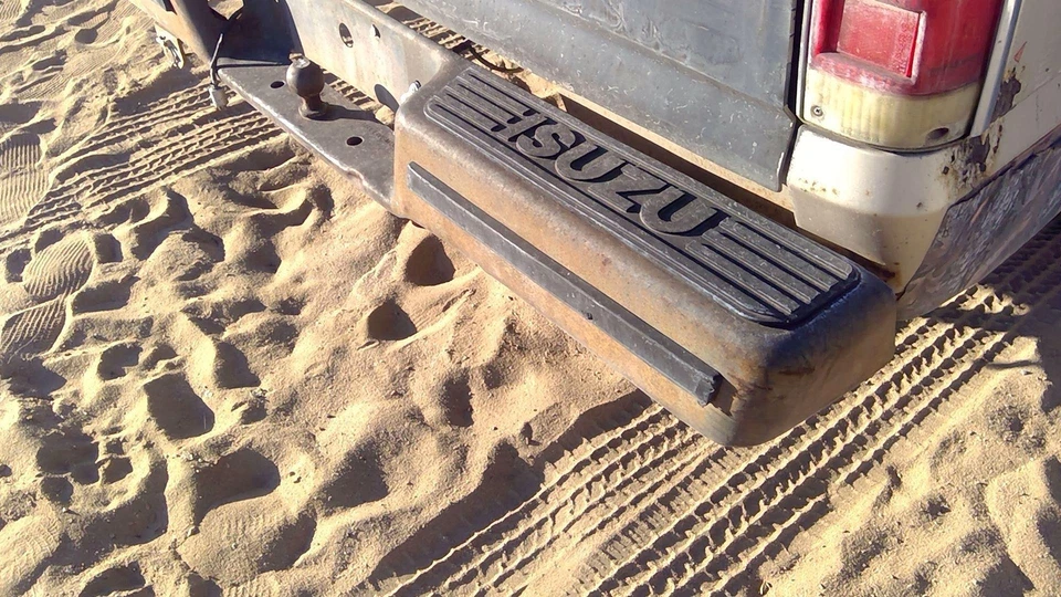 Parachoques trasero con soportes para camioneta Isuzu Pup 1981-1987 OEM Foto 4 de 4