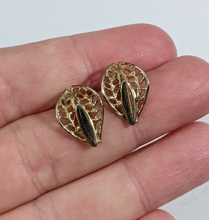 Gold toned filigree cute Vintage Stud Earrings Gem