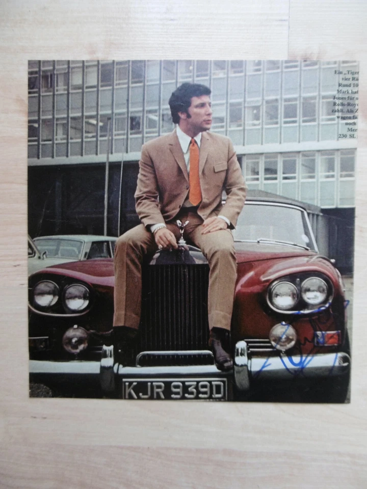Tom Jones Autogramm signed 20x20 cm Magazinbild - Bild 1 von 1