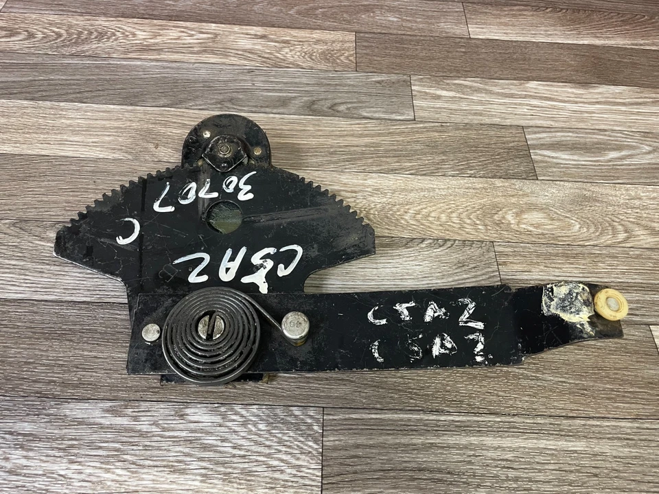 Ford Galaxy 500 Fastback 1965 regulador de ventana cuarto izquierdo nos 825 Foto 2 de 2