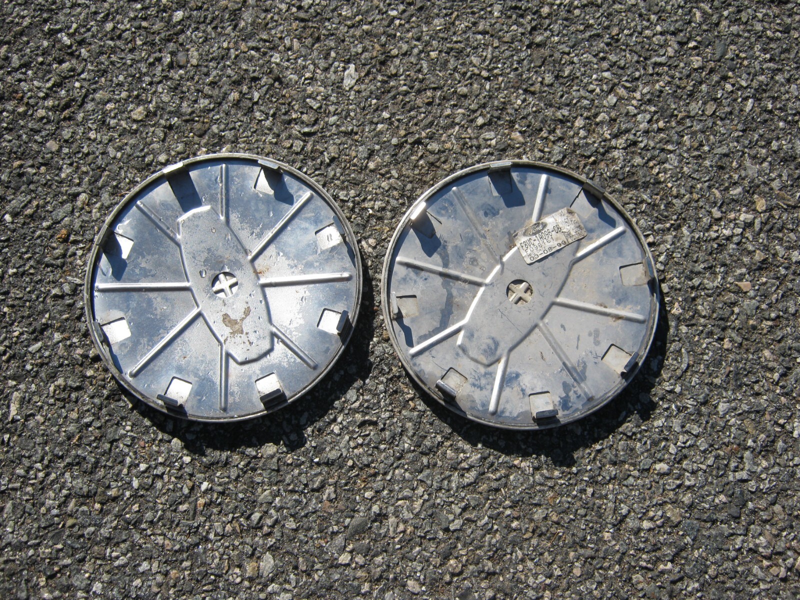 Genuine 1998 to 2002 Lincoln Town car alloy wheel center caps hubcaps
