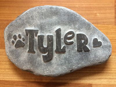 Haustier Denkmal handgeschnitzter Naturstein, personalisiert mit Namen Hund Katze Pfote Herz