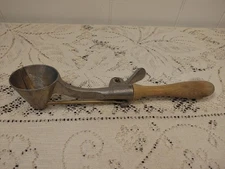 Antique Vintage Gilchrist's No. 32 ICE CREAM SCOOP Size 20 Wood Handle 10”