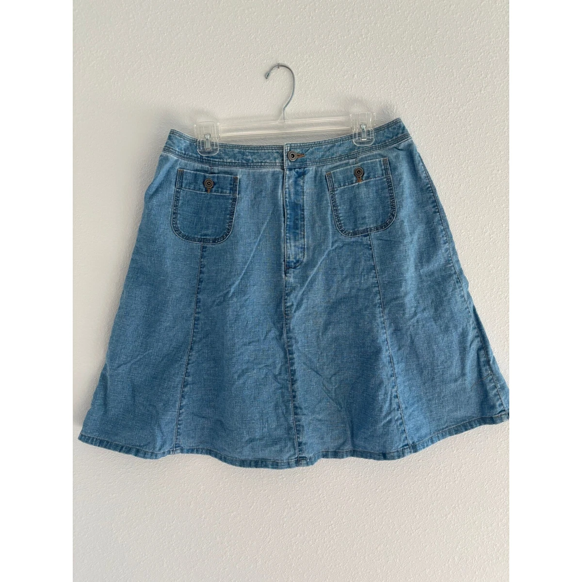 Jupe courte kaki unie à coupe mini-jupe avec ceinture et boucle ton sur ton MANGO - CCV Mode