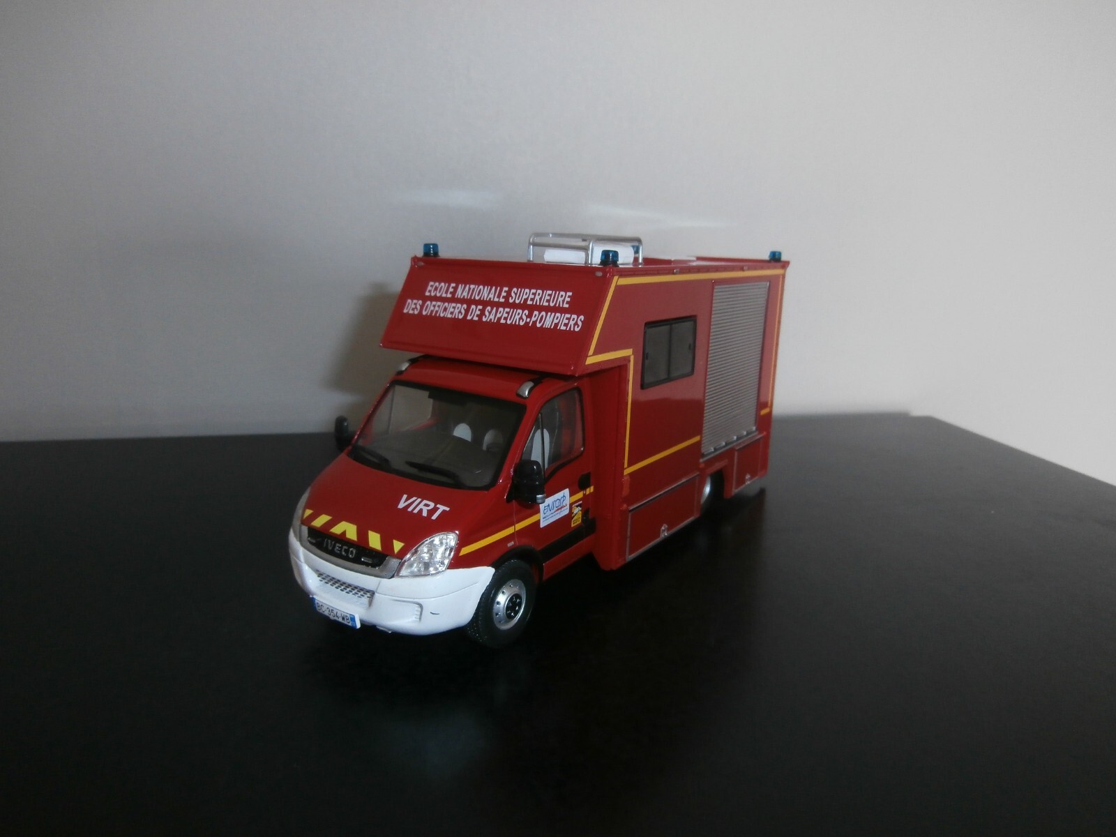 IVECO DAILY 65C18 TIB miniature 1/43e pour décorer un bureau de sapeur-pompier ou diorama