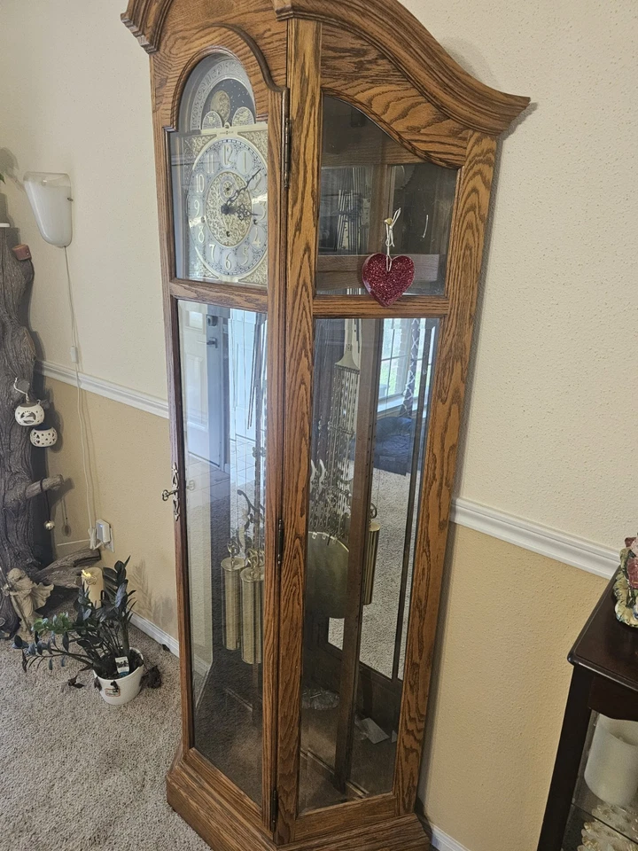 Reloj y gabinete de curiosidades Howard Miller Abuelo. Foto 4 de 4