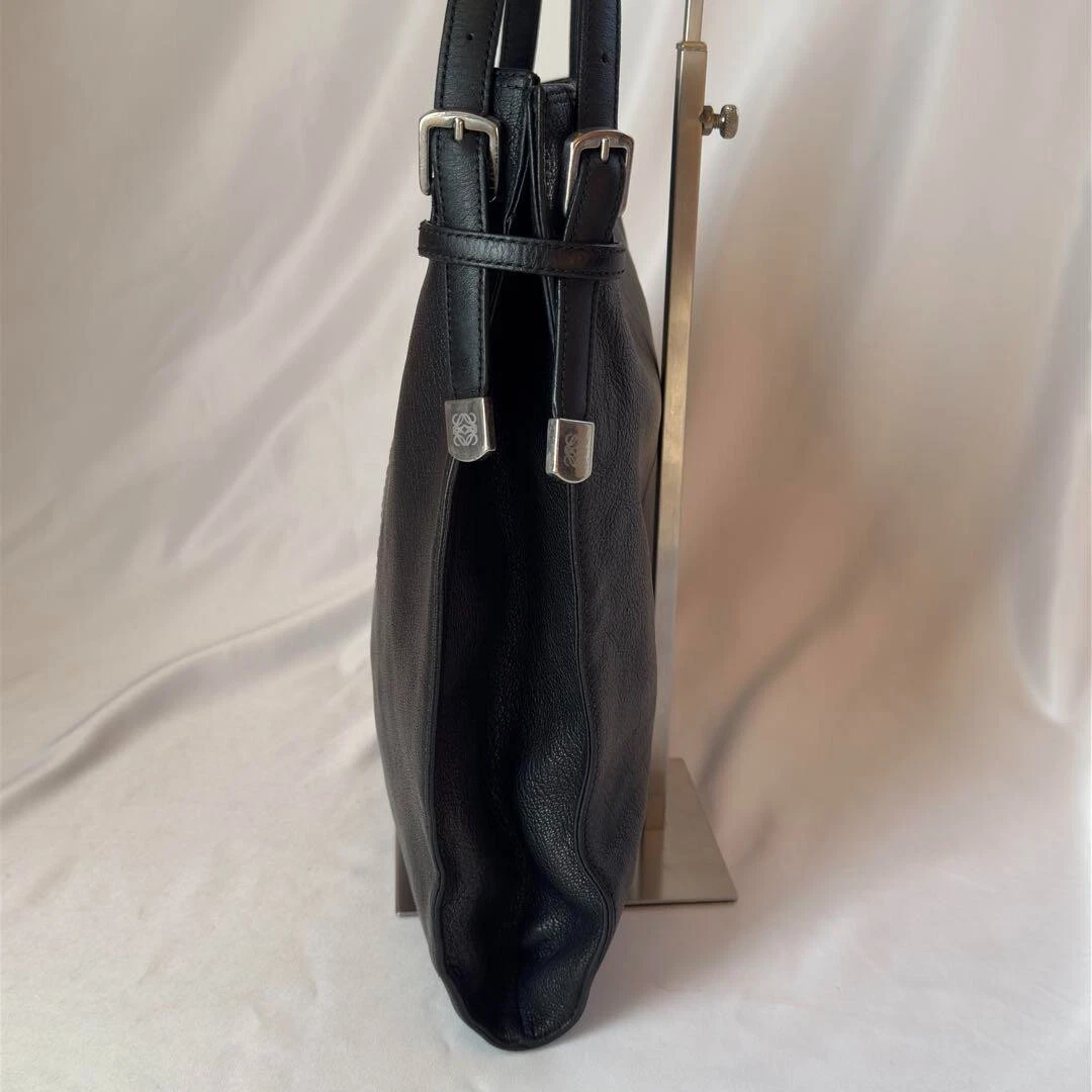 Borsa a tracolla Loewe con borchie anagramma nera usata pelle