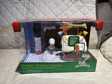 NEW SNOOPY'S DOGHOUSE DELUXE DISPLAY WITH LIGHTS AND SOUND PEANUTS SHIPS FREE