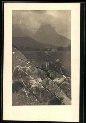 Photograph couple on an alpine meadow in front of mountain panorama, development after Gebro 