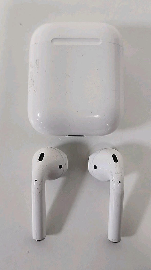 Apple AirPods 2nd Gen & Case A1938 *NOT THE BEST CONDITION*