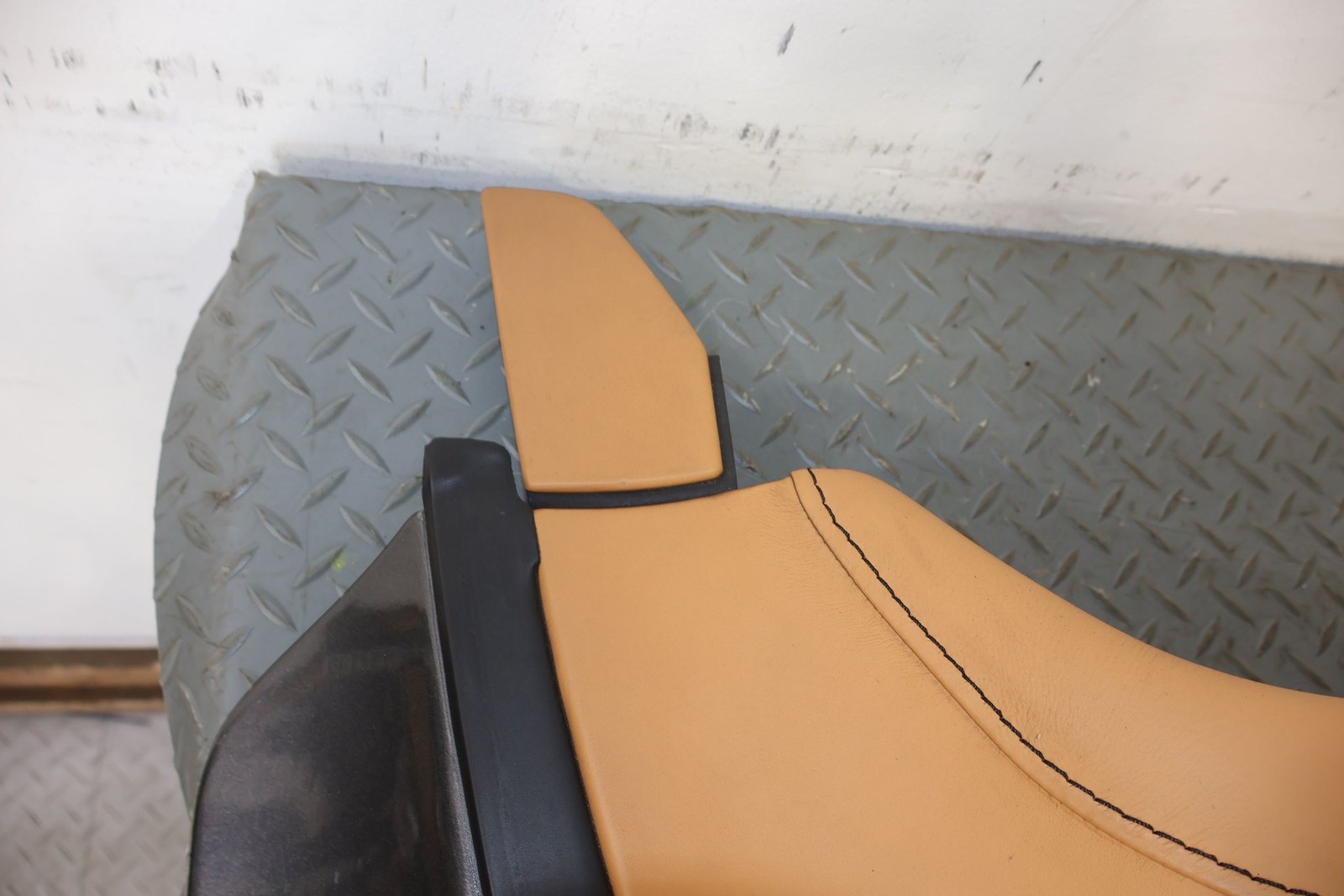 Aston Martin V8 Vantage Tonneau cover Silver