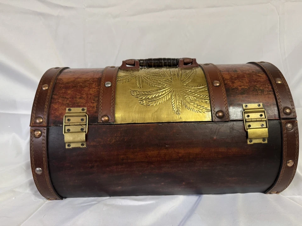 Cofre del tesoro vintage con adornos de latón y cierre de correa de cuero. Foto 4 de 4