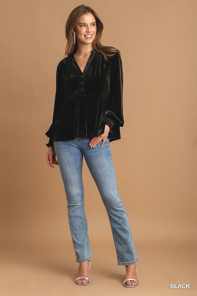 Blusa para mujer Umgee de terciopelo negra con cuello en V manga abullonada Foto 2 de 4