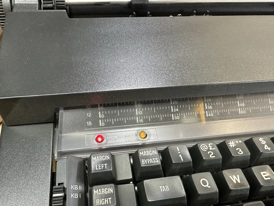 Máquina de escrever Olivetti PRAXIS 35 com estojo rígido de plástico década de 1980 liga precisa de serviço* - Imagem 2 de 4