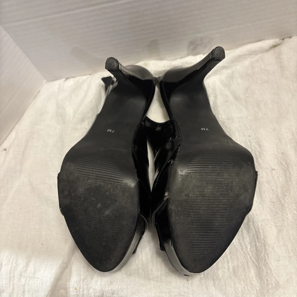 Tacones de charol negro con punta abierta de Guess talla 7 Foto 4 de 4