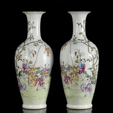 Par de jarrones de porcelana 9,8" China qing yongzheng marca antigua famille rosa niño