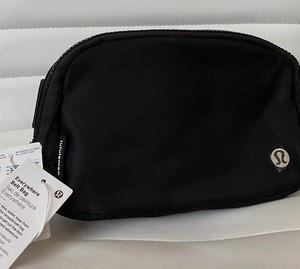 lululemon drawstring bag Drawstring Bucket Crossbody Bag 5L - Black