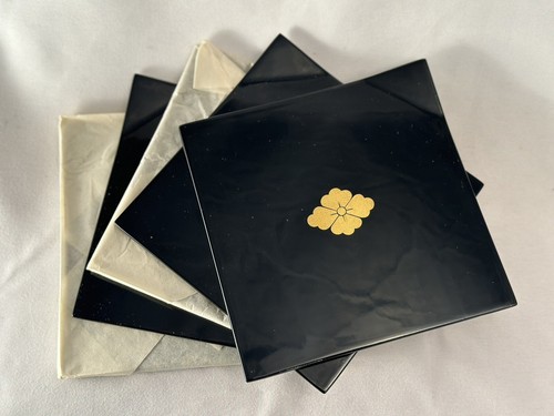Set di 5 vassoi da tè vintage in lacca giapponese, 5 1/2” x 5 1/2” con scatola