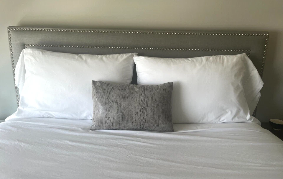 Almohada de madera decorativa con patrón de piel de serpiente Transfield & Ross House 12" x 18" Foto 2 de 4