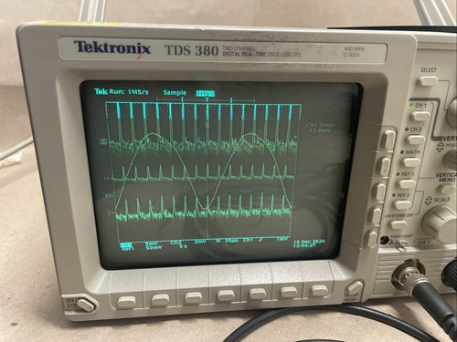 Tektronix TDS 380 400Mhz Digital Oscilloscope And Probes - Picture 3 of 12