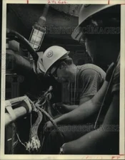 1972 Press Photo Ken McQuillan and Benny Delgado splice wires in Houston