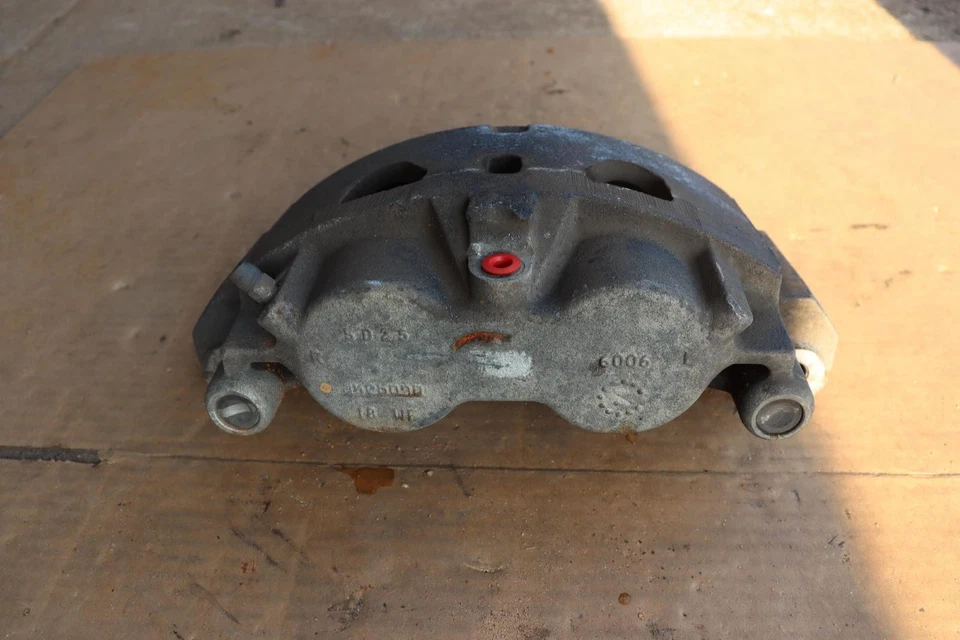 2015-2019 GMC SIERRA 2500 HD ПЕРЕДНИЙ ПРАВЫЙ ПАССАЖИРСКИЙ СУППОРТ БОКОВОГО ТОРМОЗА OEM - Изображение 3 из 4