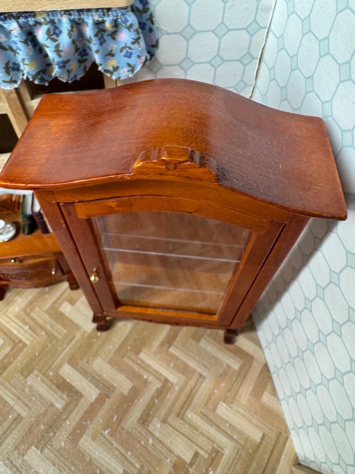 Germany Dollhouse Miniatures Reutter Porcelain Cabinet & Side Table