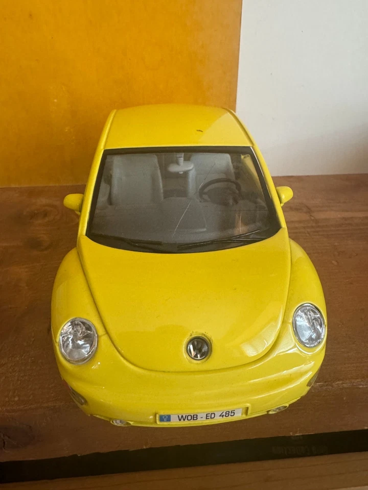 Volkswagen VW Burago 1998 fundido a presión 1/18 nuevo amarillo escarabajo Foto 2 de 4