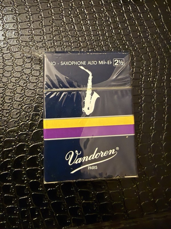 Vandoren Traditional Alto Sax Reeds - #2½ Strength – Box of 10 - Opened Box