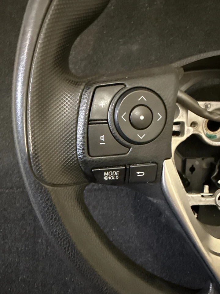 Volante Toyota Corolla 2014-2016 con controles y crucero OEM Foto 4 de 4