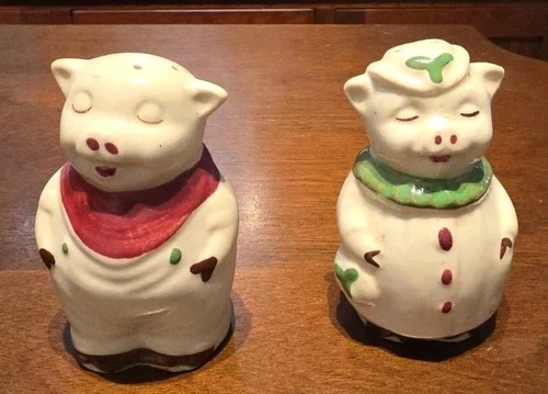 Vtg Shawnee Pottery Pig Salt And Pepper Shakers Winnie Smiley Pig Circ 1940.PAS