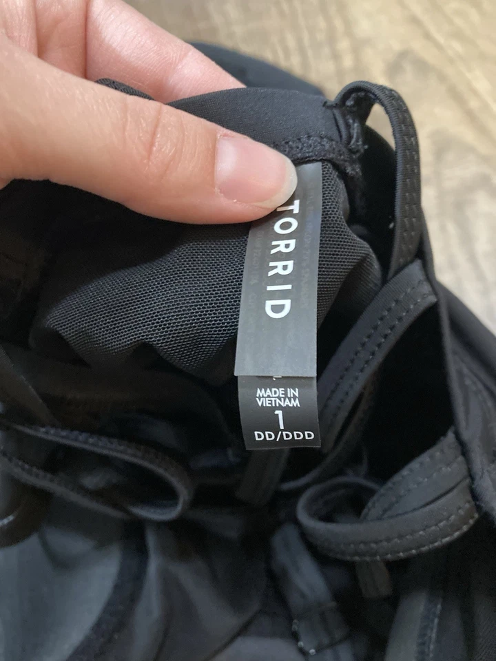 Traje de baño negro de una pieza Torrid con sujetador incorporado con aros talla 1 DD/DDD Foto 4 de 4