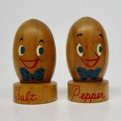 Vintage wood salt & pepper shaker anthropomorphic egg Japan Humpty Dumpty kitsch