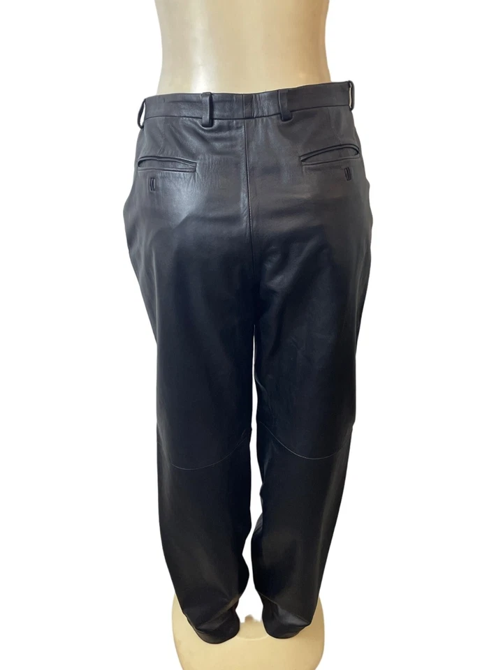 Calça feminina de couro preta Versus Versace tamanho 36/50 - Imagem 3 de 4