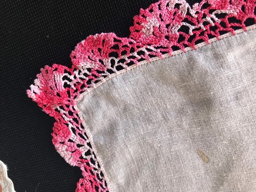 vintage white ladies hankie/handkerchief with pink & white