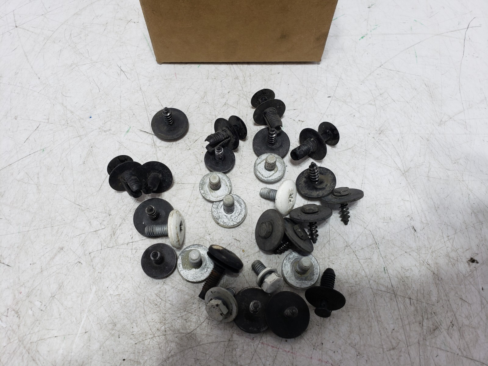 ✅ 10-14 OEM Rolls Royce Ghost RR4 Front Left Driver Fender Bolts Hardware SET