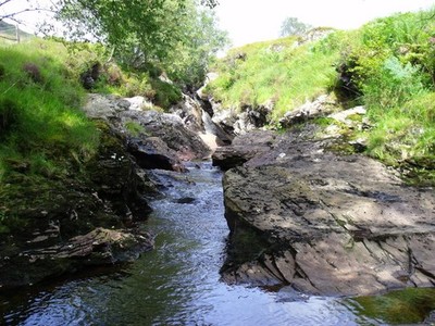 Foto A2 Strone Burn nahe Loch Katrine Edra The burn has hi-jacked a fau c2011