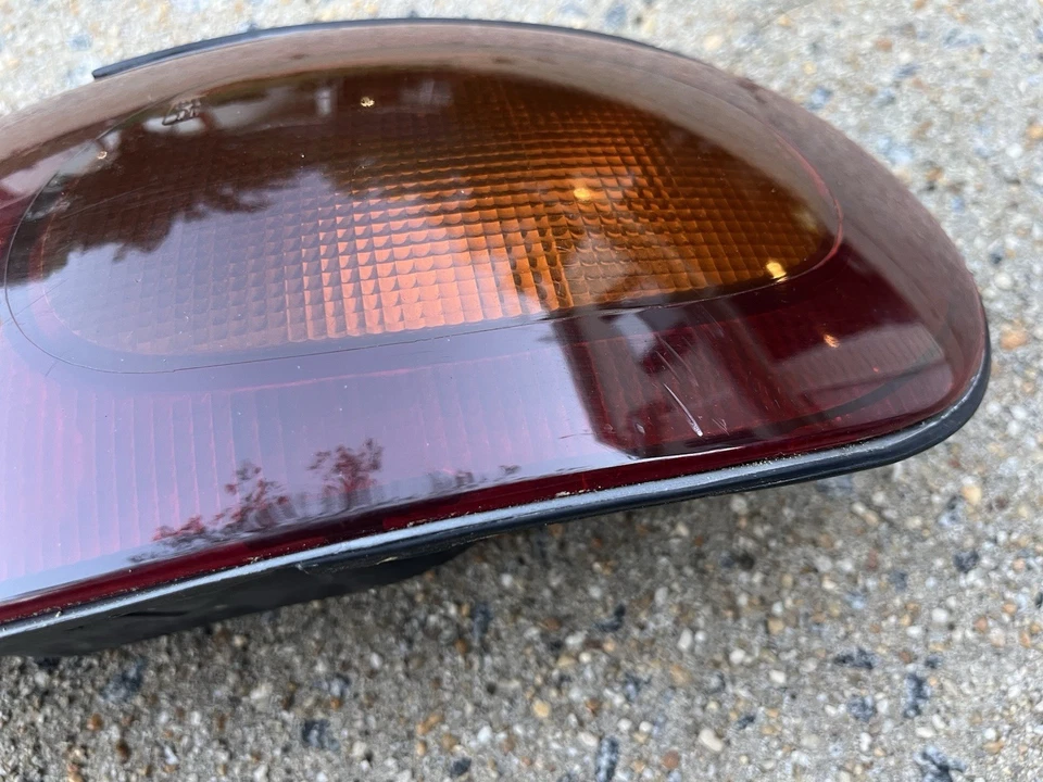 Luz trasera lateral del pasajero OEM - 1990-1997 Mazda Miata (NA) - Solo lente Foto 3 de 4