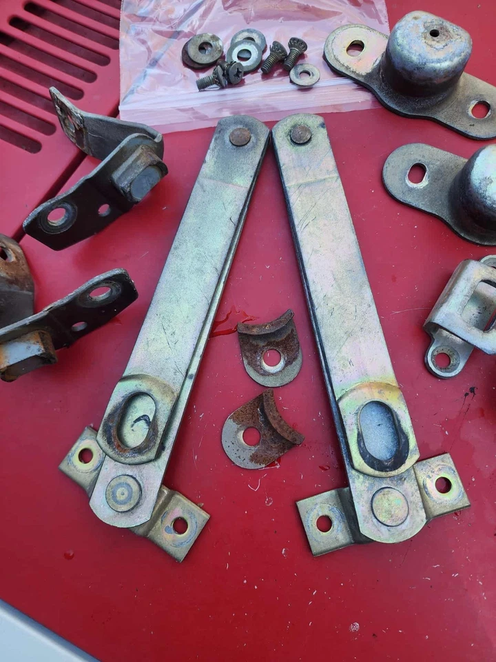 Lote de piezas originales para camioneta Mazda 1977-85 - luz trasera/bisagras de puerta trasera/pestillos/espejo, etc. Foto 2 de 4