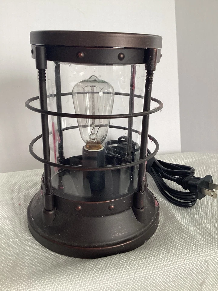 Linterna de metal, estilo antiguo, fusión de cera Foto 4 de 4