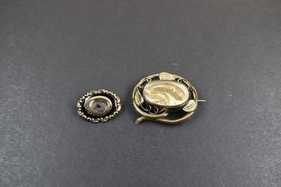 2 antike victorianische Haarbroschen, Memorybroschen aus England um 1850 gefert.
