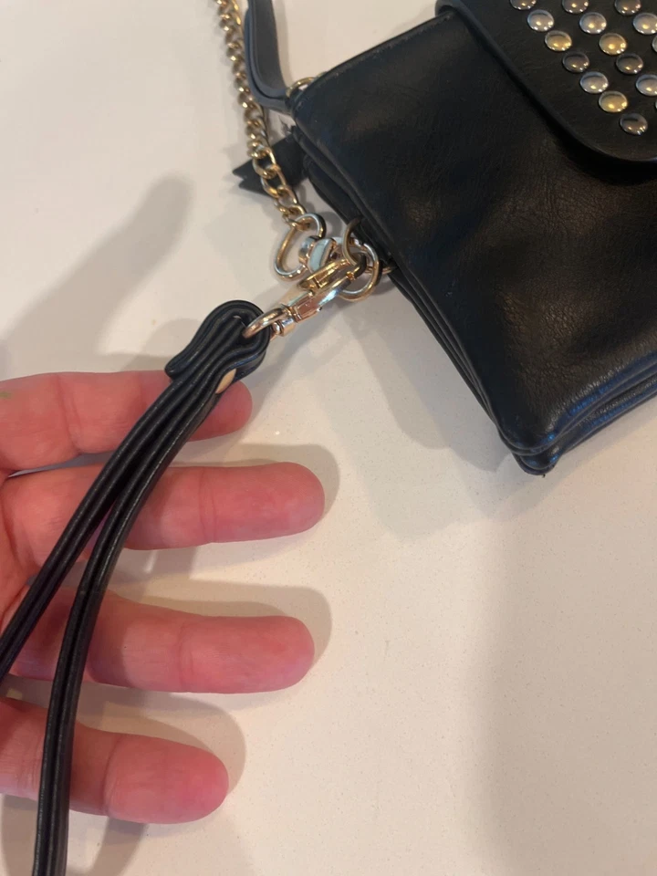 Muñequera negra Olivia Miller de cuero con tachuelas con correa de cadena dorada y cierre de cremallera Foto 3 de 4