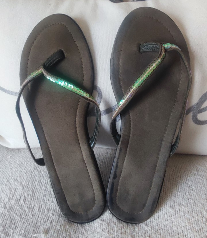 ELEGANTES SANDALIAS CÓMODAS VERDE OLIVA - CORREAS DECORADAS CON LENTEJUELAS - UK6.5/40EU