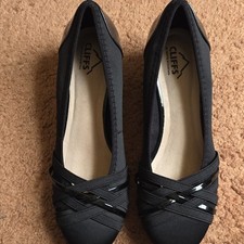 Cliffs by White Mountain Women  s Black Slip-On Comfort Flats Strap Round Toe 8M