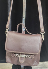 ESPRIT Borsa a tracolla piccola in ecopelle marrone catena metallo ciondolo logo vintage