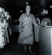 1940s ORIGINAL PHOTO B&W WOMAN AMERICAN INDIAN HALLOWEEN COSTUME DEPT STORE