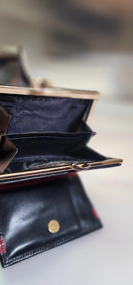 Bolso Charles David Lavanda Imitación Croc + Cartera Givenchy Vintage Cuero Doble Plegable. Foto 4 de 4