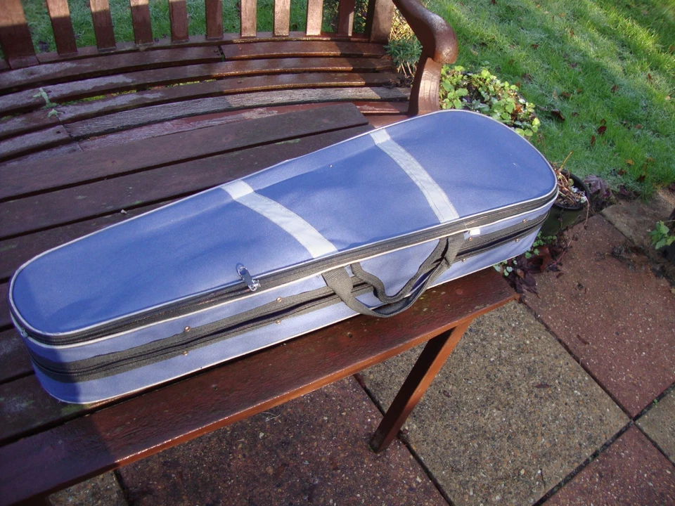 Child's Stentor Violin, in case with bow. 4/4 size. Good beginners instrument. - Image 4 of 4